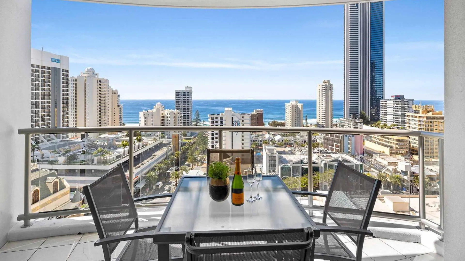 Holiday Holiday Chevron Renaissance Apartments Gold Coast Australië